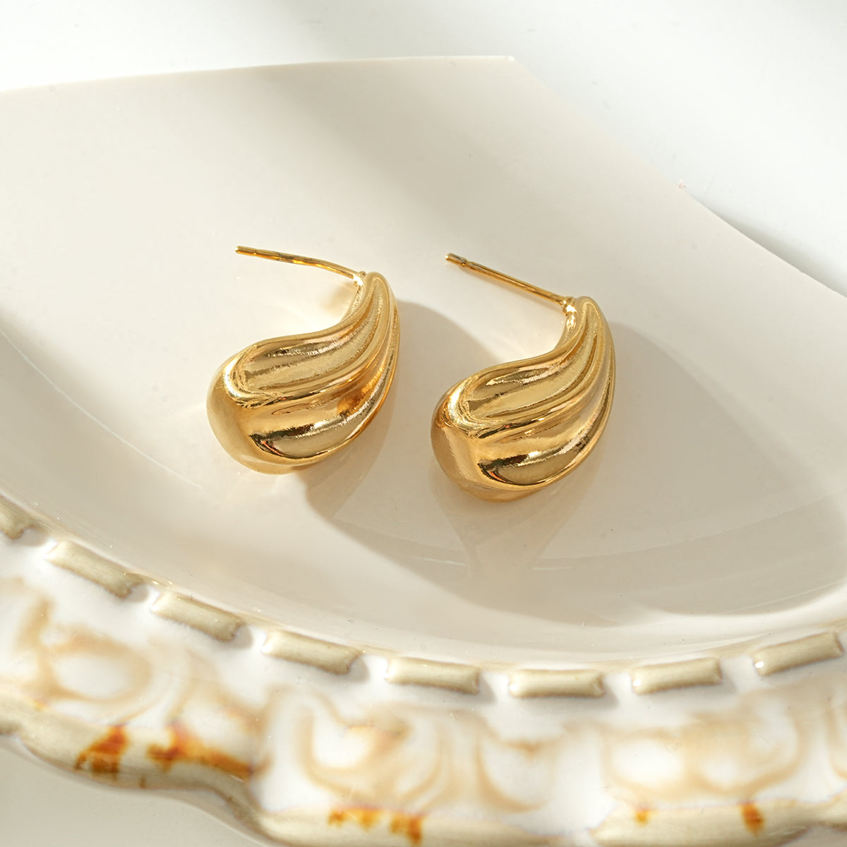 GEESI Gold: Textured Tear-Drop Shape Stud Earrings