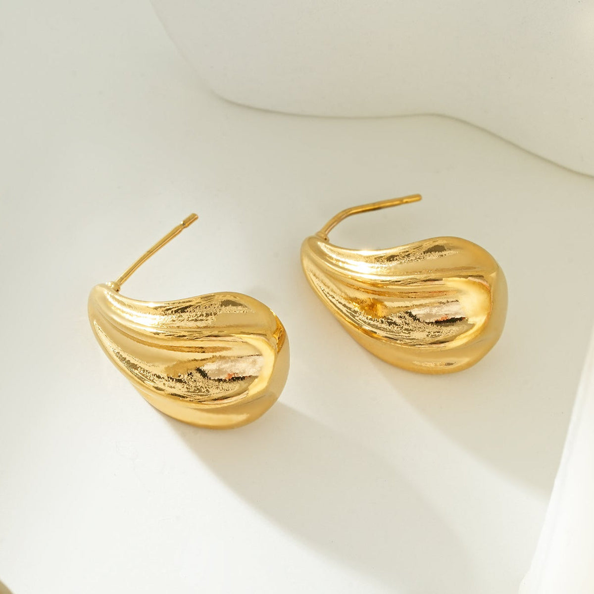 GEESI Gold: Textured Tear-Drop Shape Stud Earrings