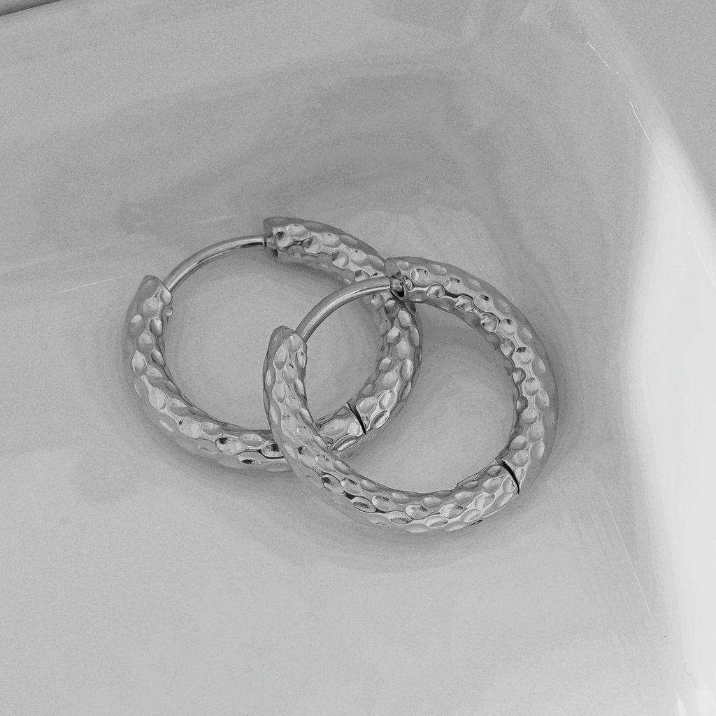 EDGWARE Silver (White Gold): Decorative Hammered Hoop Earrings